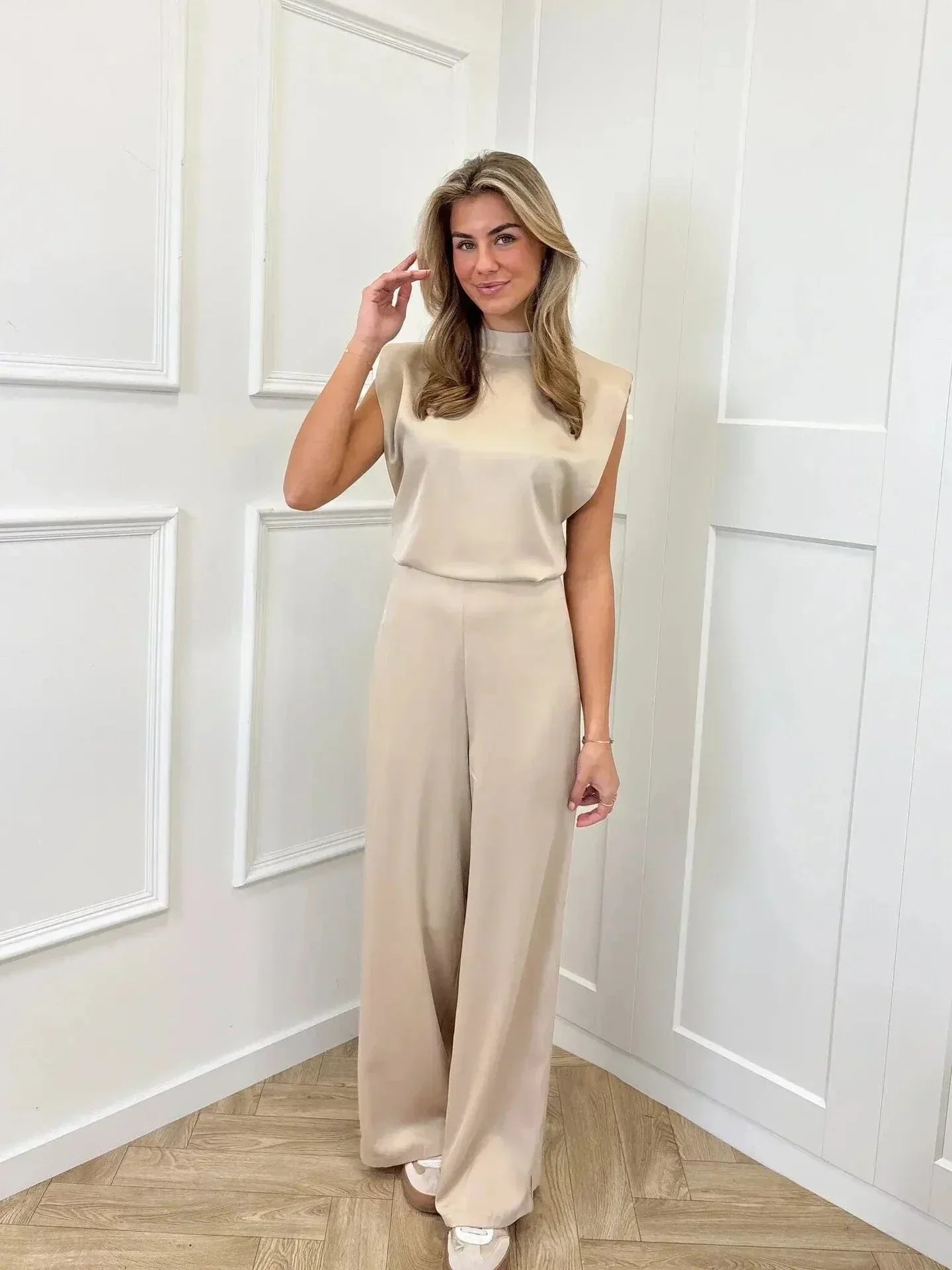 Dames Rugloze Jumpsuit met Wijde Benen – Elegant & Lichtgewicht